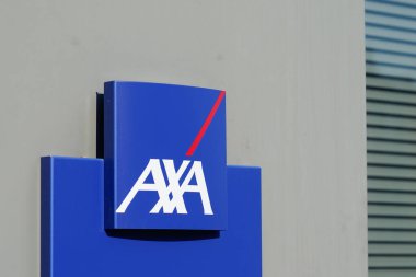Perpignan, okült Fransa - 06 25 2021: axa marka logo ve metin imzası Fransız çokuluslu sigorta acentesinin önünde
