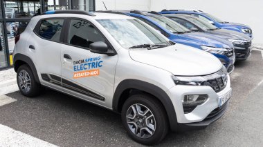 Bordeaux, Aquitaine France - 07 25 2021: Dacia yaylı elektrikli ev elektrikli modern araba Romanya otomotiv üreticisi