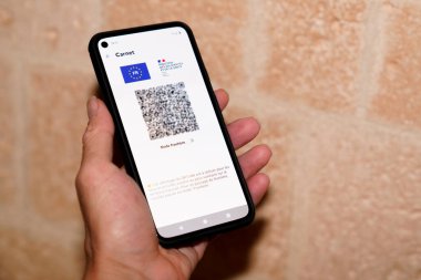 Bordeaux, Aquitaine France - 08 10 2021: Fransa 'da COVID-19' a karşı kamu alanlarına erişmek için akıllı telefon ekranında QR kodlu zorunlu sağlık geçişi