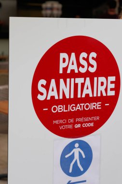 Bordeaux, Aquitaine France - 08 10 2021: Teras girişinin önündeki cafe restoranına gitmek için zorunlu sağlık iznini geçmek