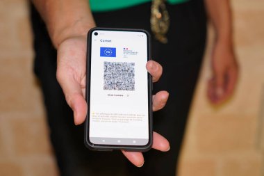 Bordeaux, Aquitaine France - 08 10 2021: Akıllı telefon ekranında QR kodlu Avrupa sıhhi geçişi