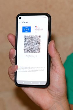 Bordeaux, Aquitaine France - 07: 30 2021: telefondaki hijyenik geçiş kodu QR kodu. Covid-19 aşısının akıllı telefondan doğrulanmasıyla birlikte.
