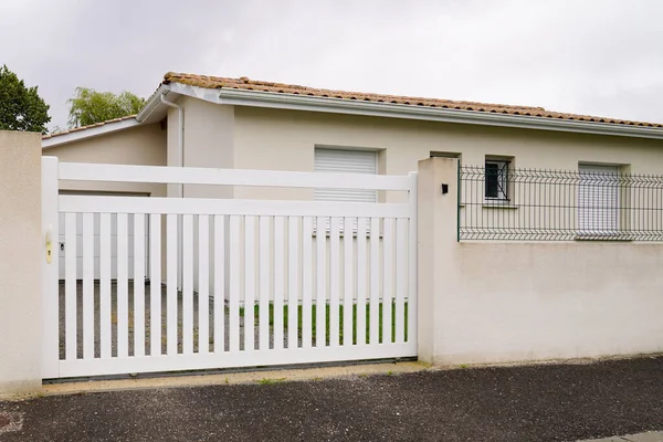 Portail Moderne Aluminium Porte Coulissante Blanche Acier Maison Porte Banlieue — Photo