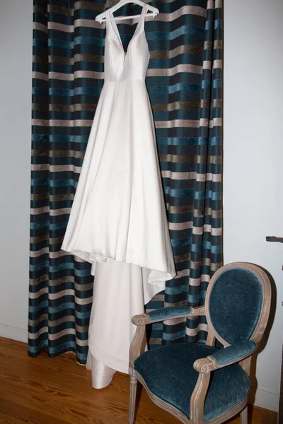Весільна Сукня Біла Сукня Вдома Нареченої Висить Спальні — стокове фото