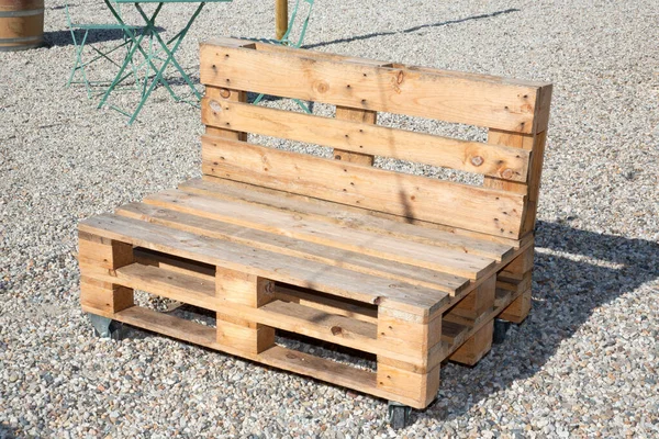 可循环利用的木制圆木花园躺椅 放在阳台上 手工制作木制托盘 — 图库照片