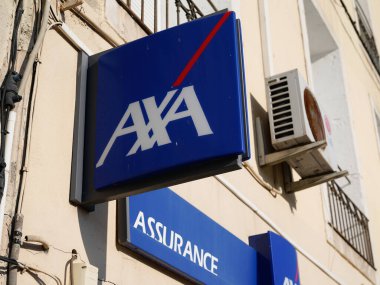 Perpignan, okült Fransa - 06 25 2021: axa logosu mavi ofis markası ve metin imzası Fransız çokuluslu sigorta