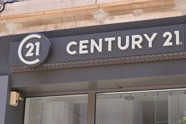 Perpignan, okült Fransa - 06 25 2021: Century 21 yuvarlak metin ve marka logosu ön cephe emlak acentesi komisyonculuk bürosu ofis şirketi
