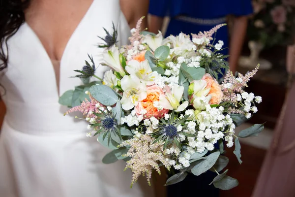 Nevěsta Žena Bílém Manželství Šaty Držení Ruce Svatební Kytice Květiny — Stock fotografie