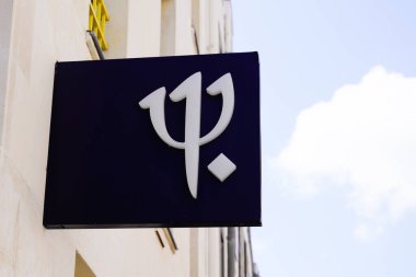 Bordeaux, Aquitaine France - 07: 30 2021: Club Med logosu ve her şeyi kapsayan Akdeniz turistlerinin Fransız ofis seyahat acentesinin önündeki metin