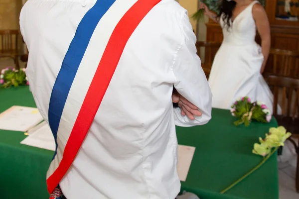 結婚式の花嫁の新郎のお祝いの間にスカーフフランスの旗の三色とフランス市長 — ストック写真