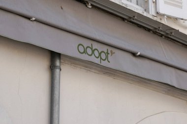 Toulouse, okült Fransa - 06 25 2021: ön cephedeki kozmetik butik zincirinde metin mağazası ve logo markası satın al