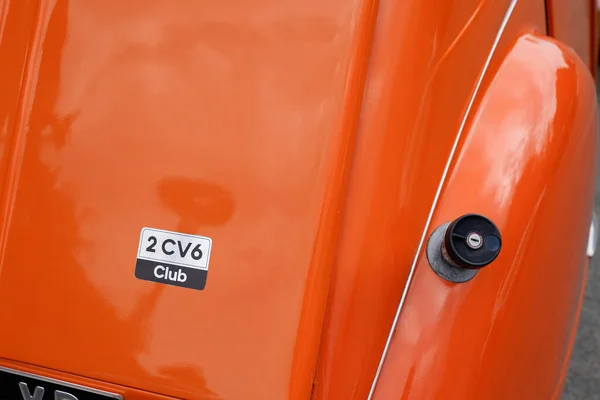 法国阿基坦波尔多 08年17日2021年 在限量版老爷车中加入2Cv橙色的柑橘2 Cv6俱乐部标志和文字品牌 — 图库照片