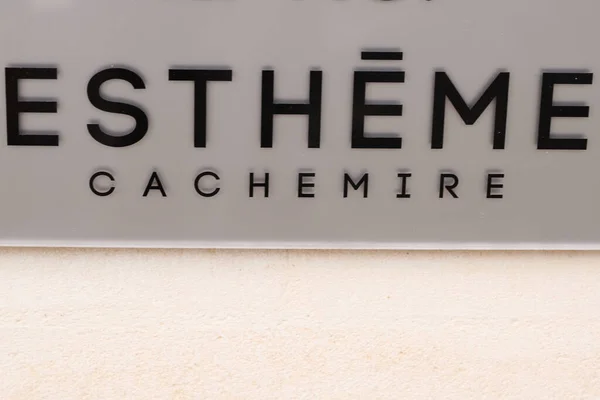 ボルドー アキテーヌフランス 2021年 Esthemeカシミアロゴサインとブランドのテキストの店のファッション服 — ストック写真