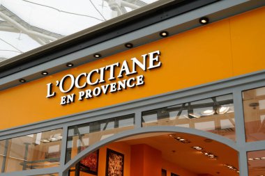 Bordeaux, Aquitaine France - 08 20 2021: l 'occitane en Provence metin logosu ve Fransa' nın güneydoğu kültür dükkanı markasının önündeki marka