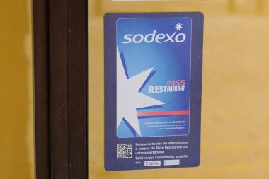 Bordeaux, Aquitaine France - 08 25 2021: Sodexo markası logosu ve bar kapısı önündeki restoran ön cephesi