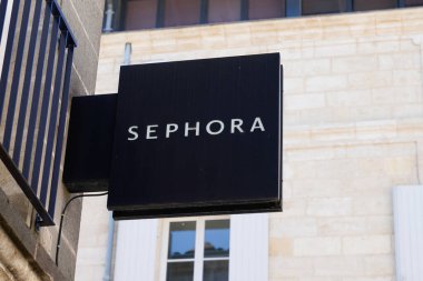 Bordeaux, Aquitaine France - 08 25 2021: Fransız parfüm mağazası zinciri üzerine Sephora imzalı metin ve marka logosu