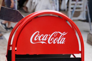 Bordeaux, Aquitaine France - 08 25 2021: Coca Cola tabelası logosu ve kahve dükkanının teras kafesinde klasik hafif içecek barının marka metni