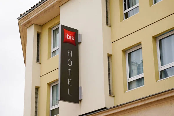 Bordeaux Aquitaine France 2021 Ibis Hotel Text French Sign Red — Stock Photo, Image