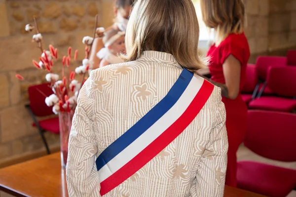 Francouzská Blondýna Žena Starosta Šátkem Francouzská Vlajka Tricolor Růžové Šaty — Stock fotografie