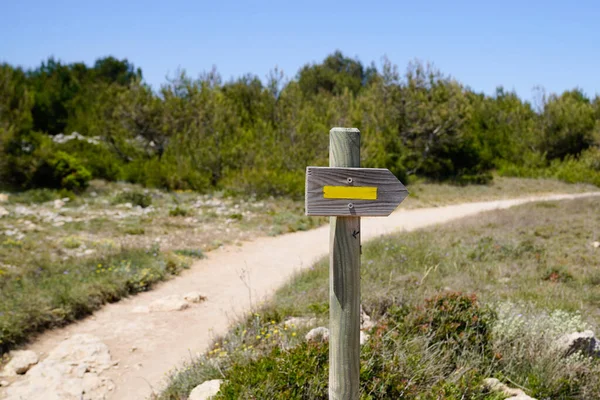 Tanda Tanda Kuning Berwarna Untuk Jalan Dan Jalur Hiking Pantai — Stok Foto