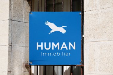 Bordeaux, Aquitaine France - 08: 30 2021: Fransız emlak mağazası broker bürosunun insan immobilierr tabelası ve kuş metin logosu