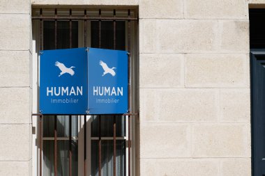 Bordeaux, Aquitaine France - 08: 30 2021: Marka ve metin logosu mağaza emlak acentesi broker bürosunun önünde