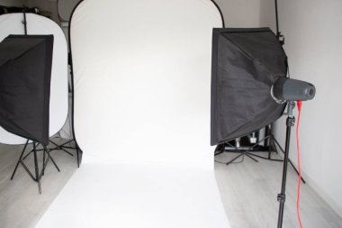 beyaz boş kurulum fotoğrafçısı modern fotoğraf stüdyosu profesyonel ışık ekipmanı modellemesi