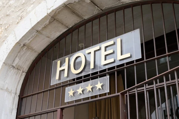 法国旅游城的酒店和四星级酒店在城楼入口的门上签了字 — 图库照片