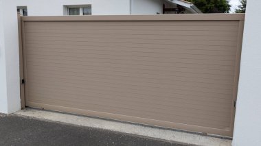 Alüminyum kapalı sürgülü kapı kahverengi bej modern tarz banliyö evinin sürgülü kapısı