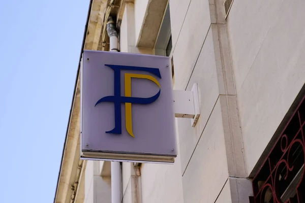 ボルドー アキテーヌフランス 2021 財務省は ファサードオフィスビルのロゴサインとフランスの財政のテキストブランドを公開します — ストック写真
