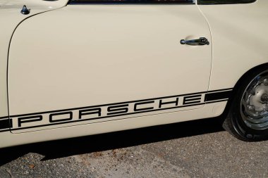 Bordeaux, Aquitaine France - 09 05 2021: Porsche 911 logosu ve klasik spor araçların eski zamanlardaki gösterimiyle eski model bir araba