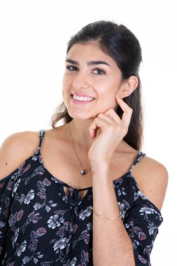 Beyaz arka planda gülümseyen neşeli, güzel bir portre kadın.