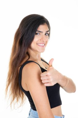 İzole edilmiş beyaz arka planda parmak hareketi gösteren genç bir kadın.