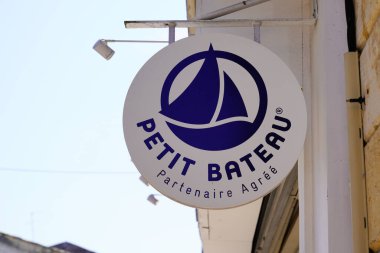 Bordeaux, Aquitaine France - 09 05 05 2021: Petit Bateau logosu ve çocuk giyim mağazasının butik çocuk giyim mağazasının önünde metin imzalama