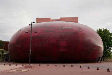 Perpignan, okült Fransa - 09 05 05 2021: Perpignan Archipel Tiyatrosu Fransa 'da modern mimarinin ön cephesi