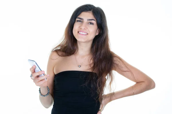 Mujer Joven Con Pelo Largo Morena Sosteniendo Teléfono Inteligente Mano — Foto de Stock