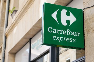 Bordeaux, Aquitaine France - 09 10 2021: Carrefour ekspres metin logosu ve levhası şehir merkezindeki market girişinin önünde.