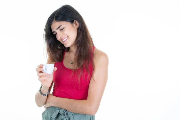 Atractiva Mujer Sosteniendo Buscando Taza Bebida Caliente Taza Café Chica — Foto de Stock