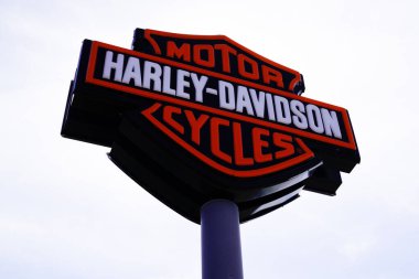 Bordeaux, Aquitaine France - 09 10 2021: Harley Davidson marka tabela ve metin logosu bize Amerikan motosikletleri satıyor