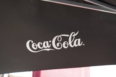 Bordeaux, Aquitaine France - 09 10 2021: Coca Cola metin ve marka amblemi kahve dükkanı teras kafe ünlü karbonatlı hafif içecek barı