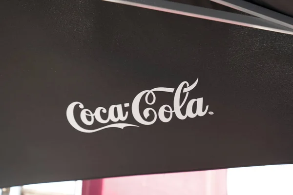 法国波尔多 2021年10月9日 可口可乐文字和品牌标志咖啡店露台咖啡馆著名的碳酸饮料吧 — 图库照片