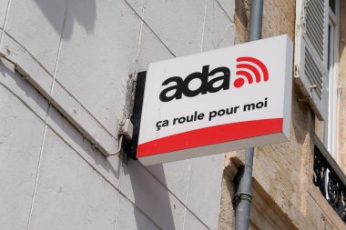 Bordeaux, Aquitaine France - 09 09 2021: Ada Araba Kiralama Ofisi Fransa 'da kırmızı logo işareti ve mağaza duvarında marka yazısıyla