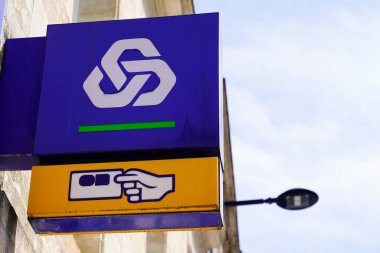 Bordeaux, Aquitaine France - 09 20 2021: cgd Caixa Geral de Depositos Portekiz banka ofisi için marka ve metin logosu