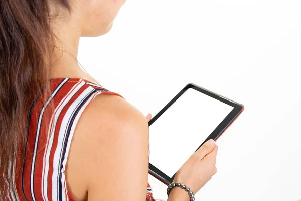 Mujer Negocios Mirando Sosteniendo Computadora Tableta Vacía Pantalla Blanca Blanco —  Fotos de Stock