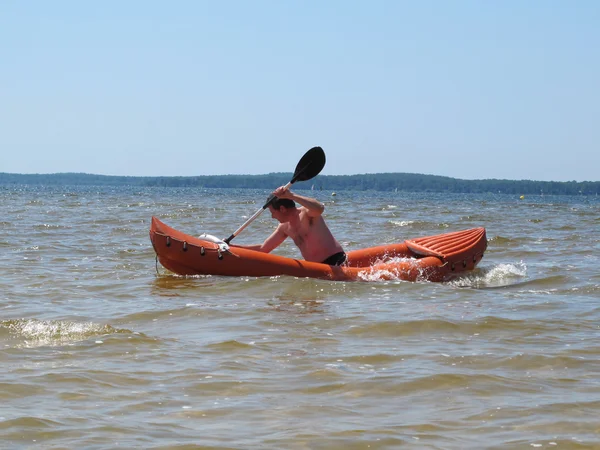 Homme avec pagaie et kayak — Photo