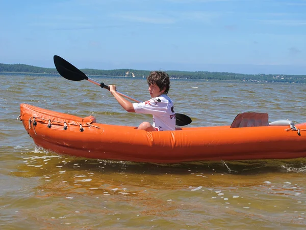 Boy with paddle and kayak — Stock Photo, Image