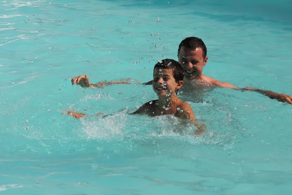 Schwimmen mit meinem Sohn — Stockfoto
