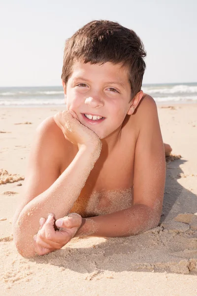 O rapaz está à espera de alguém na praia — Fotografia de Stock