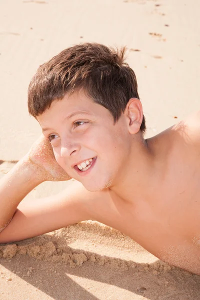 O rapaz está à espera de alguém na praia — Fotografia de Stock