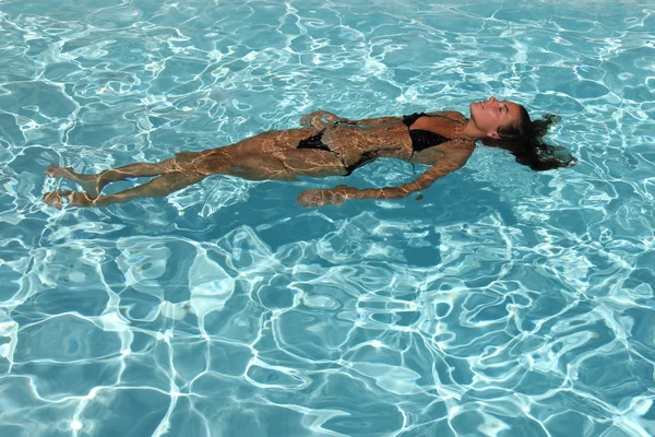 Frau entspannt sich im Schwimmbad — Stockfoto